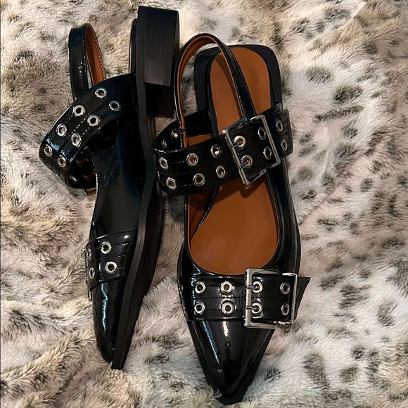 Stylish Black Women's Shoes with Buckle Detail - Picture 4 of 6